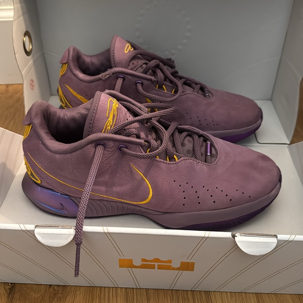 Nike LeBron XXI 21 Freshwater Size 10 Violet Dust University Gold - Picture 3 of 7